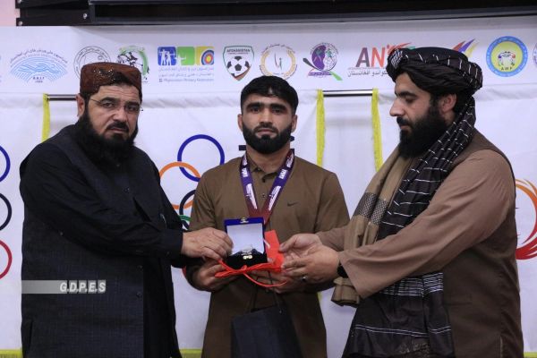 طالبانو په ازبکستان کې د رزمي ورزشونو افغان مډال ګټونکي وستایل