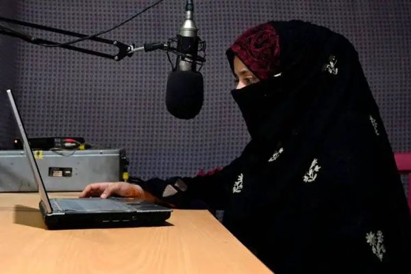 د خبریالانو ملاتړ سازمان د ښځو کمېټې له محرم پرته د ښځینه خبریالانو پر تګ راتګ بندیز غندلی