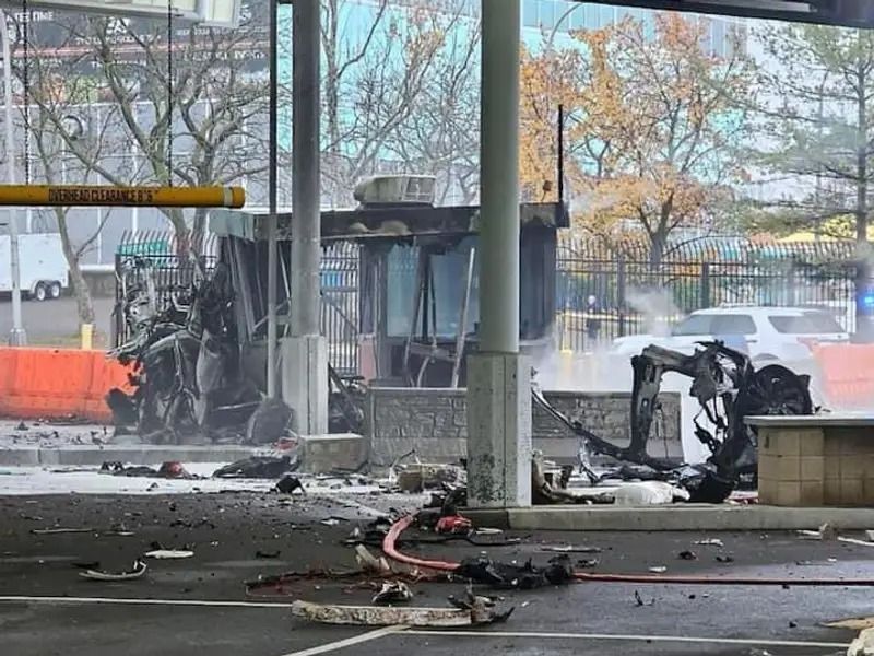 پل مرزی «رنگین کمان» در نزدیکی آبشار نیاگارا در پی وقوع انفجار، بسته شد