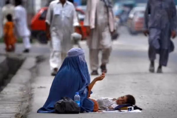 د بېوزلۍ پراخې څپې؛ طالبان وایي په ننګرهار کې یې نږدې ۱۰۰ سوالګر راټول کړي دي
