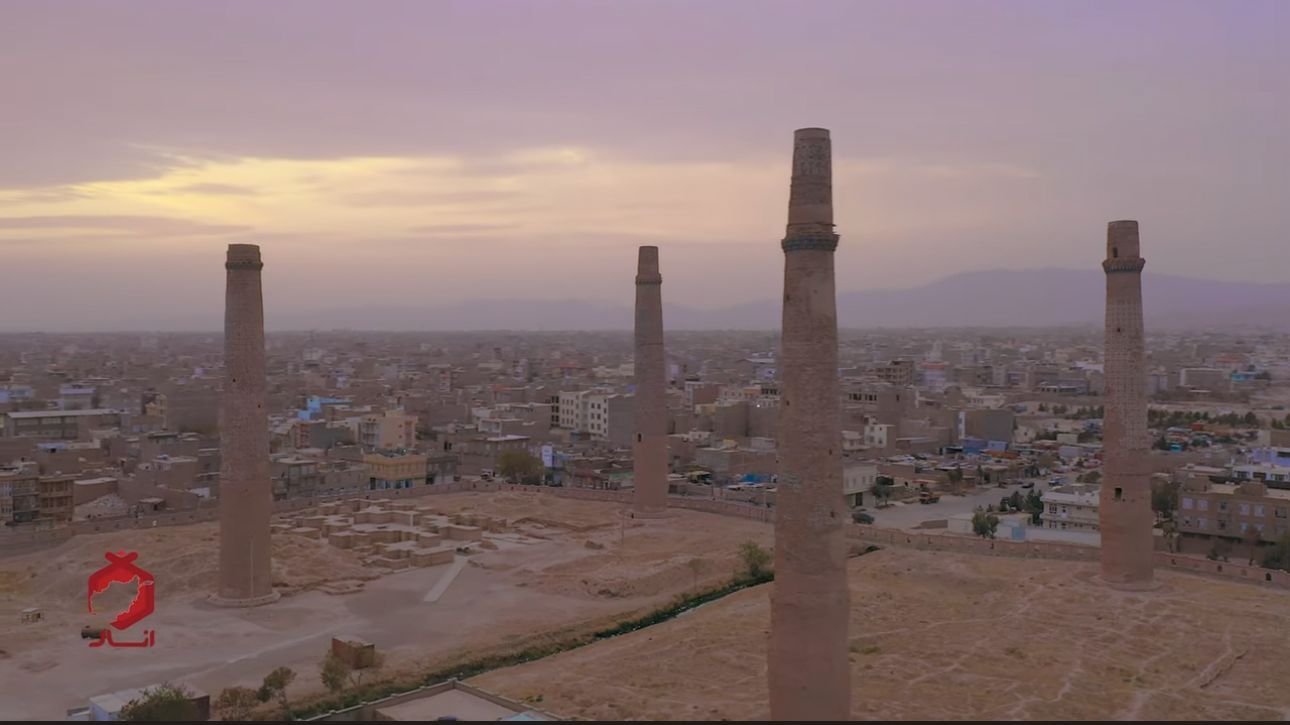 طالبان جاده‌ای را که از میان مناره‌های تاریخی هرات می‌گذشت دوباره بست