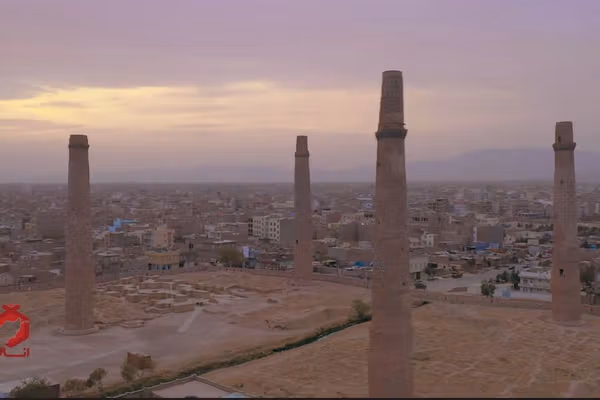 طالبان جادهای را که از میان منارههای تاریخی هرات میگذشت دوباره بست