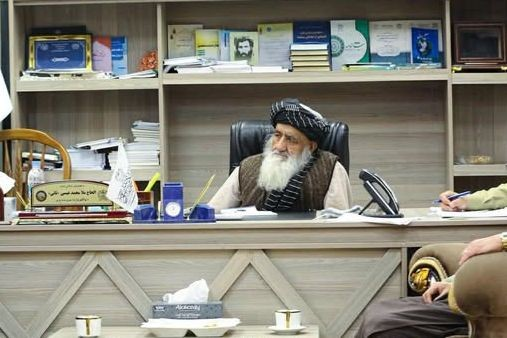 خلافاً لقانون الأمر بالمعروف.. وزير في طالبان يضع صورة ملا عمر في مكتبه