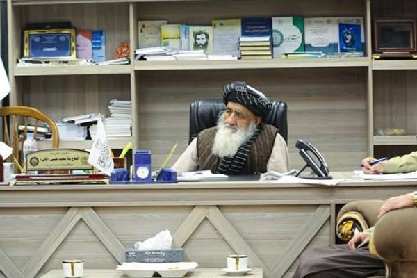 خلافاً لقانون الأمر بالمعروف.. وزير في طالبان يضع صورة ملا عمر في مكتبه