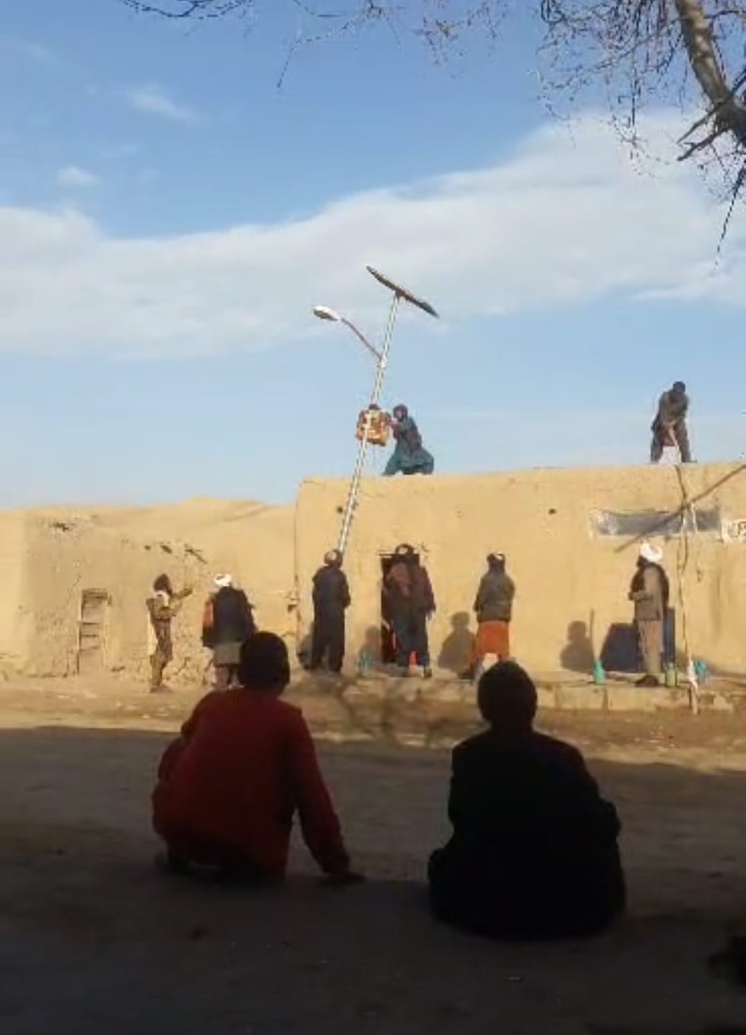 باشندگان بادغیس: اعضای طالبان سولرها را از پایه‌های برق جدا کرده و به خانه‌هایشان برده‌اند