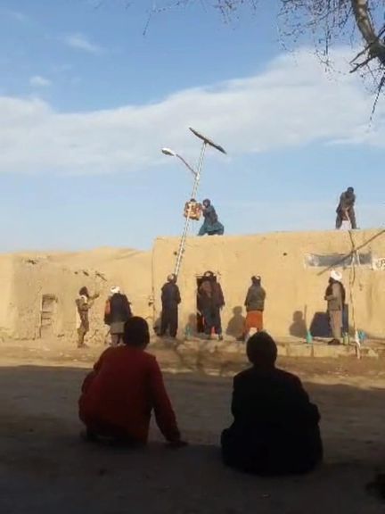 باشندگان بادغیس: اعضای طالبان سولرها را از پایههای برق جدا کرده و به خانههایشان بردهاند