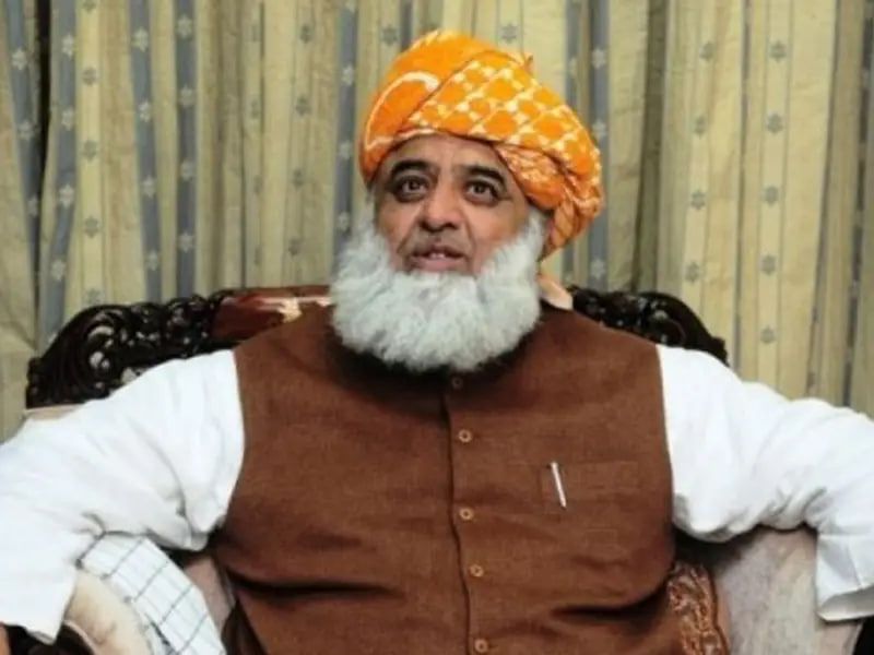 رهبر جمعیت علمای پاکستان: طالبان و پاکستان برای مشورت با یک‌دیگر کمیسیون مشترک تشکیل دهند