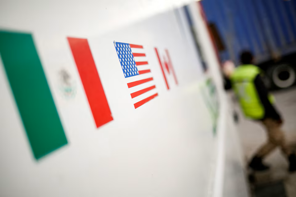 ترامپ تعرفه‌هایی بر کالاهای وارداتی از کانادا، چین و مکسیکو اعمال می‌کند