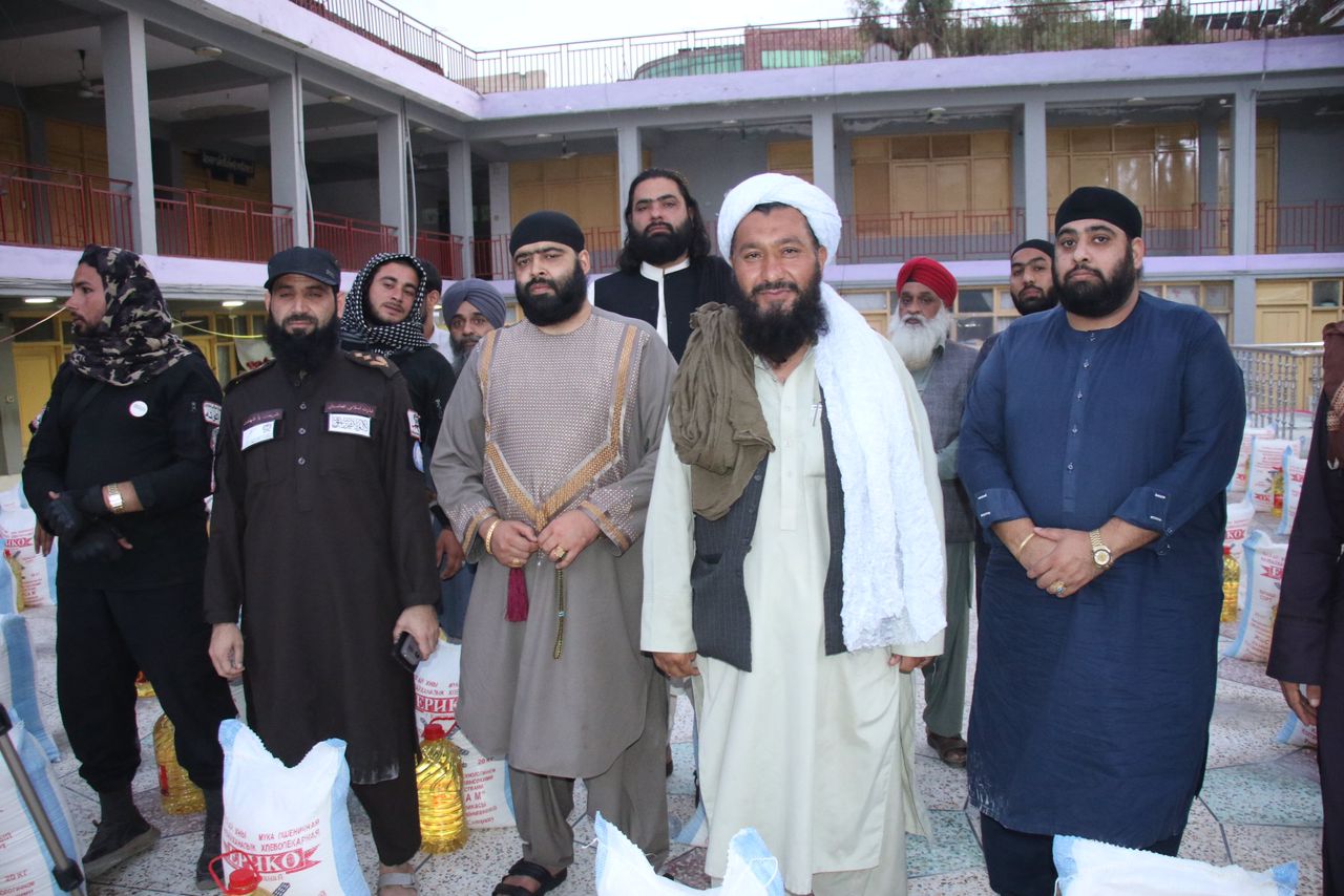 په ننګرهار کې د هندوانو او سکهانو شورا د کونړ زلزله‌ځپلو ته د مرستو کڅوړې وسپارلې