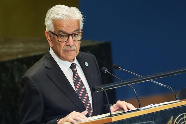 خواجه اصف: د ترکیې او قطر د وړاندیز په صورت کې به له طالبانو سره خبرې بیا پیل کړو