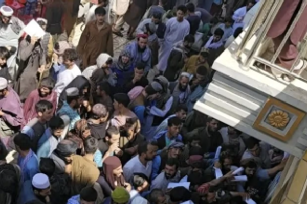 طالبان تطلب من اللاجئين المُرحّلين التسجيل للعمل في قطر مقابل 100 أفغاني لكل استمارة