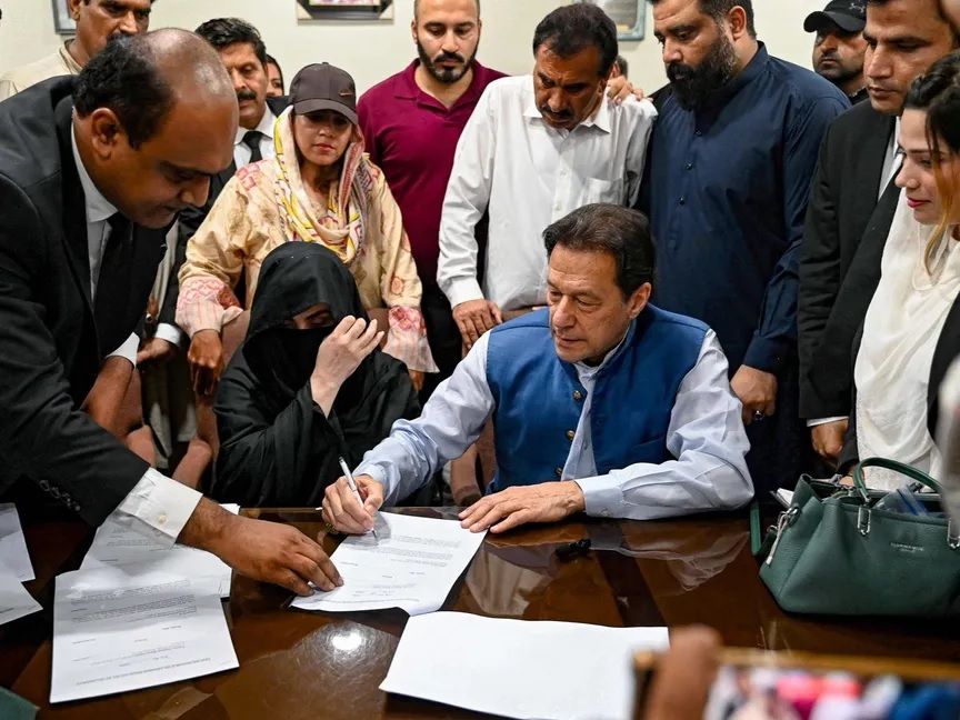 د عمران خان مېرمنې له سترې محکمې څخه د خپلې سزا د ځنډ غوښتنه کړې