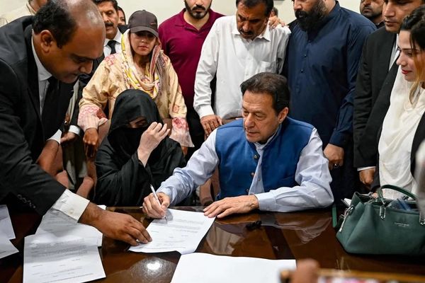 د عمران خان مېرمنې له سترې محکمې څخه د خپلې سزا د ځنډ غوښتنه کړې