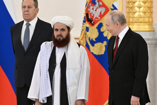 سفير طالبان في موسكو يقدّم أوراق اعتماده إلى بوتين