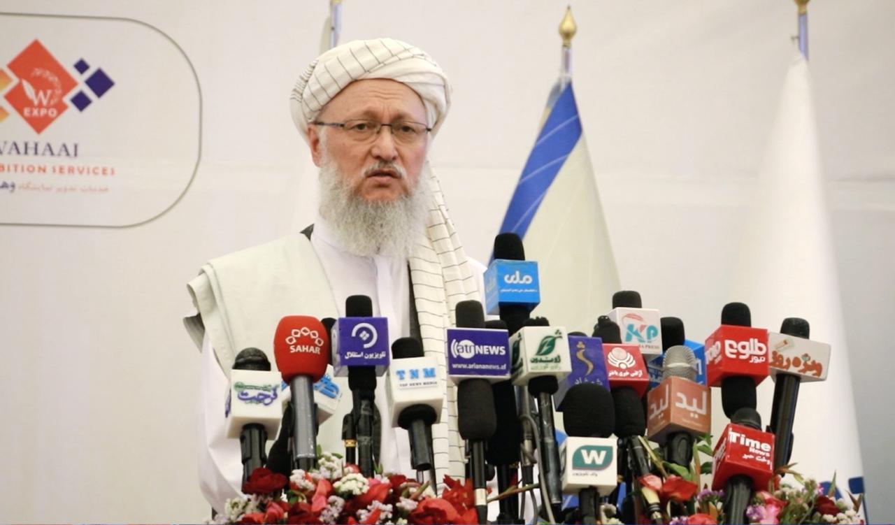 حنفي وايي د یوه ښوونکي د تبدیلي لپاره ۳۰۰ لاسلیکونو ته اړتیا ده