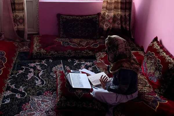 د انټرنېټ له پرې کېدو وروسته زرګونه زدهکوونکې په انلاین ټولګیو کې له ګډون نه محرومې شوې
