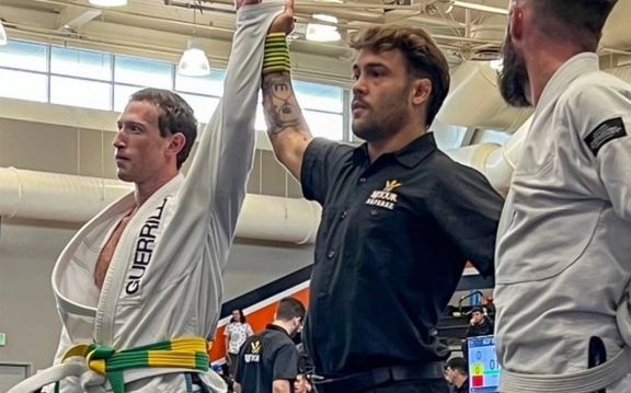 بلندپروازی در ورزش رزمی؛ مالک فیسبوک با شکست حریفانش، برنده دو مدال مسابقات جو جیتسو شد