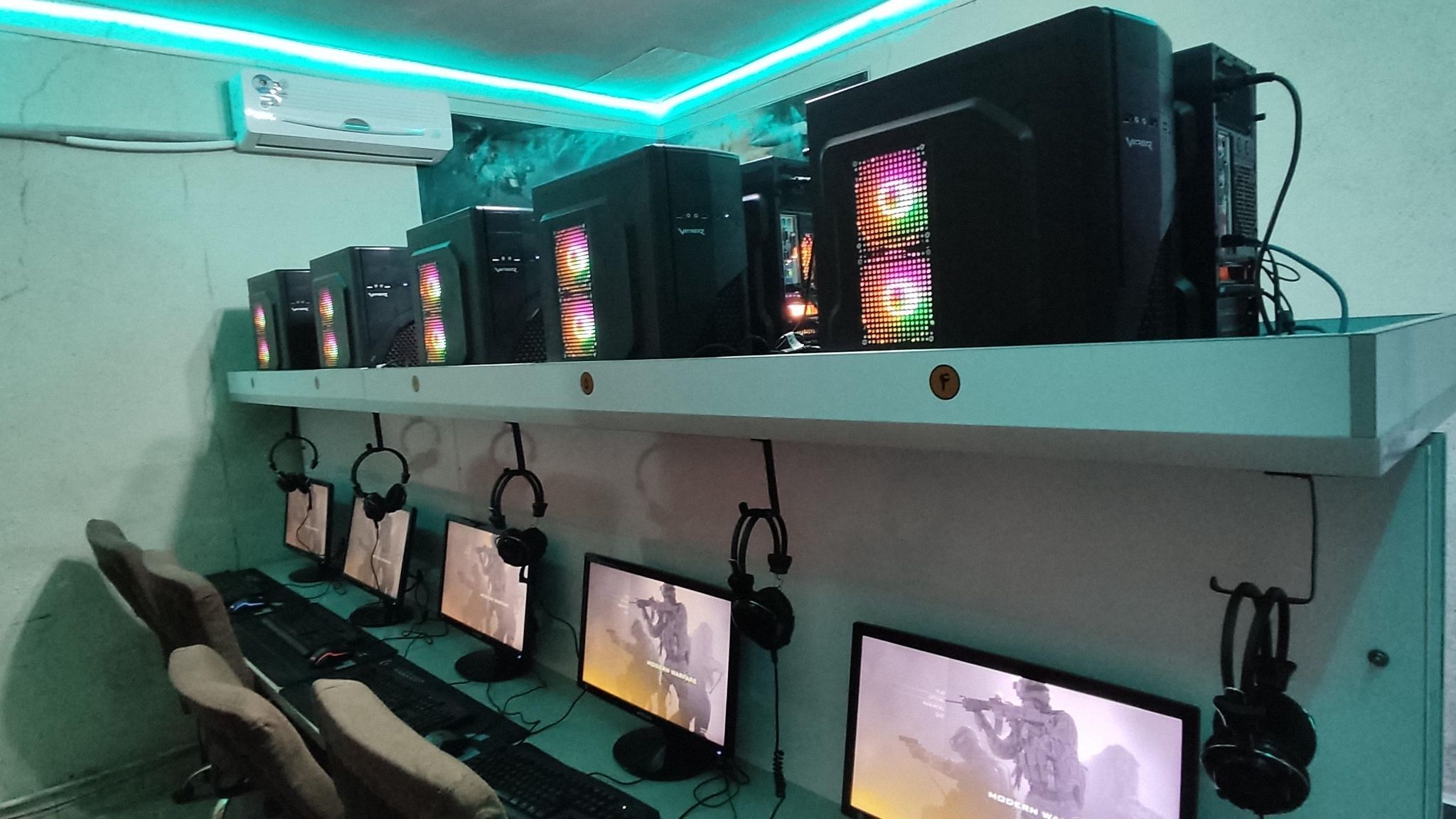 په فراه ولایت کې د ویډیو ګیمونو هټیوال شـکایت کوي چې طالبانو یې هټۍ تړلې دي