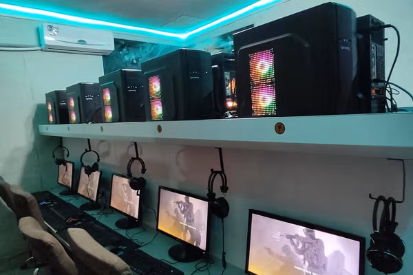 په فراه ولایت کې د ویډیو ګیمونو هټیوال شـکایت کوي چې طالبانو یې هټۍ تړلې دي