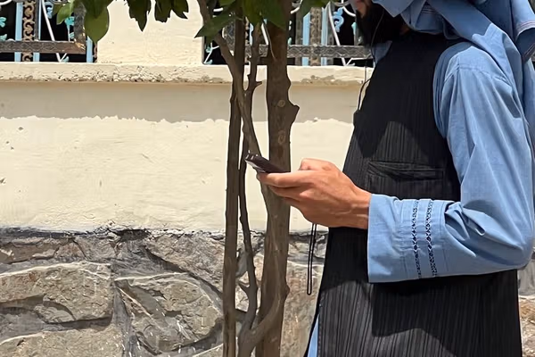په دولتي ادارو کې پر ځیرکو موبایلونو بندیز خلکو ته میلیونونه افغانۍ زیان اړولی