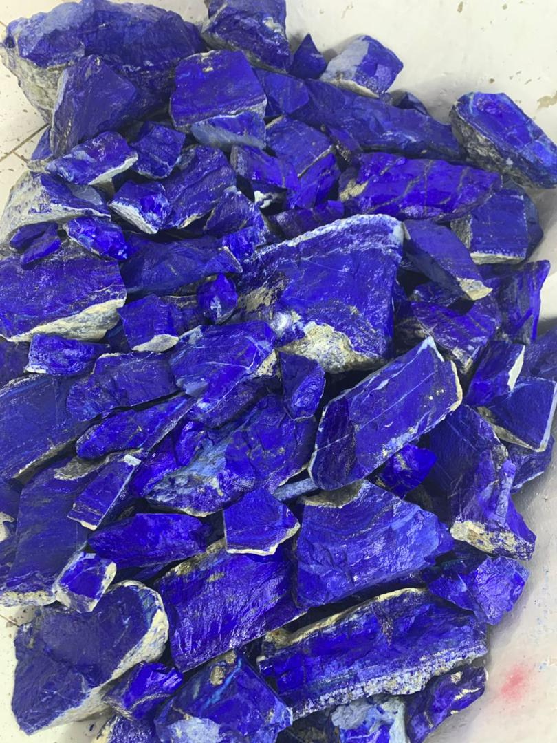 طالبان به بازرگانان دستور داد سنگ‌های لاجورد را به یک شرکت خصوصی در کابل منتقل کنند