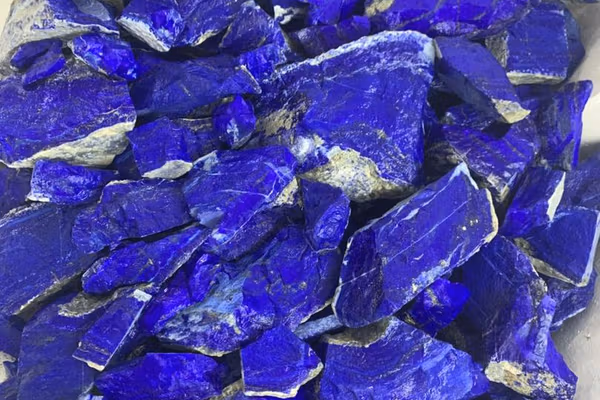 طالبان به بازرگانان دستور داد سنگهای لاجورد را به یک شرکت خصوصی در کابل منتقل کنند