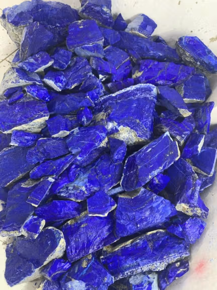 طالبان به بازرگانان دستور داد سنگهای لاجورد را به یک شرکت خصوصی در کابل منتقل کنند