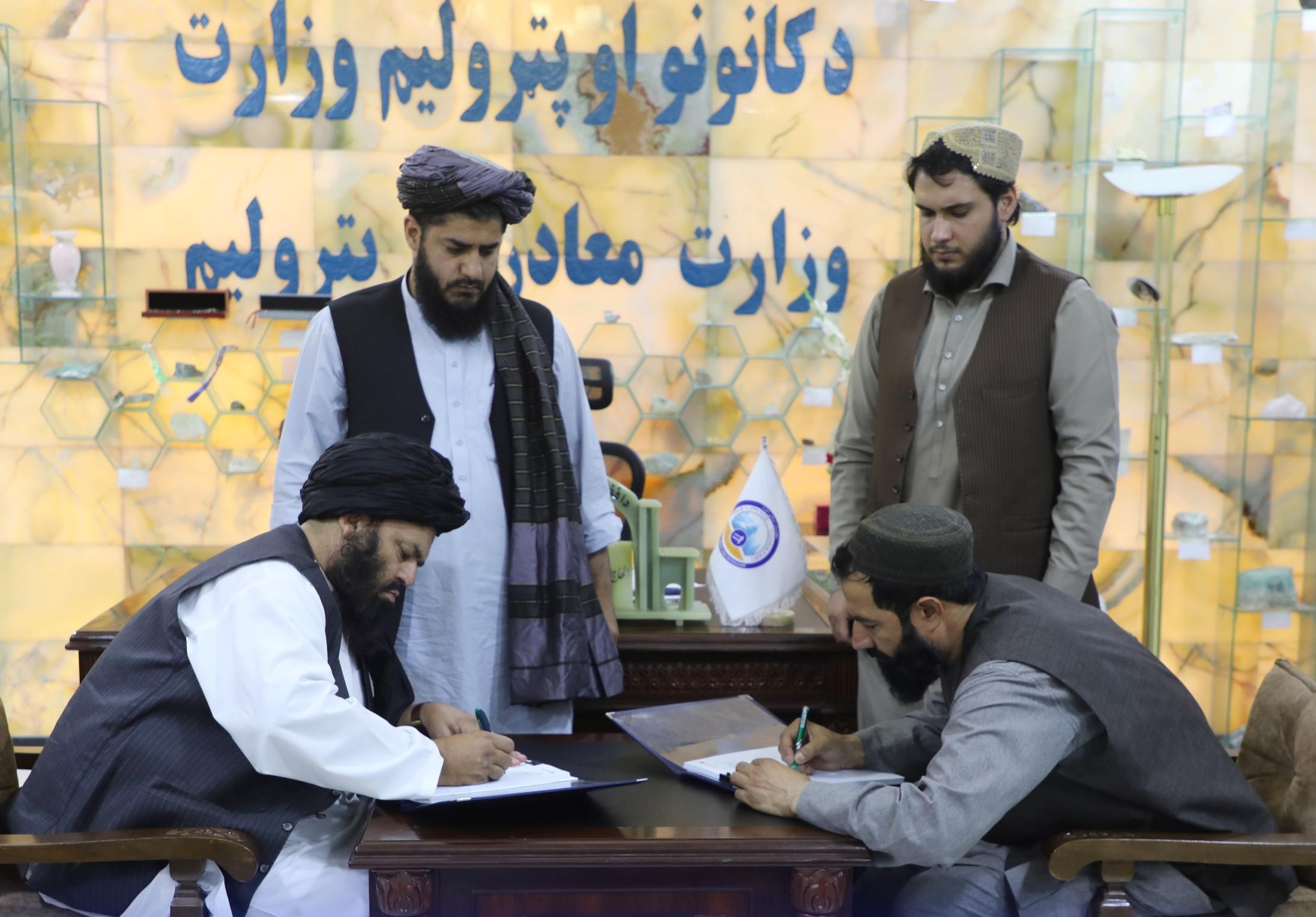 د هرات د مالګې کان د لومړي بلاک تړون د ۳۱۵ میلیونه افغانیو په پانګونه لاسلیک شوی