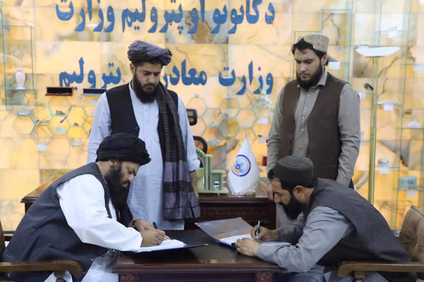 د هرات د مالګې کان د لومړي بلاک تړون د ۳۱۵ میلیونه افغانیو په پانګونه لاسلیک شوی