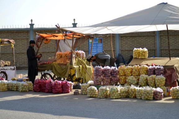 د کندهار د سړک د سر مېوه پلورونکی