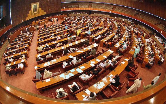 حزب تحریک انصاف به رهبری عمران خان بزرگترین حزب در مجلس ملی پاکستان شد