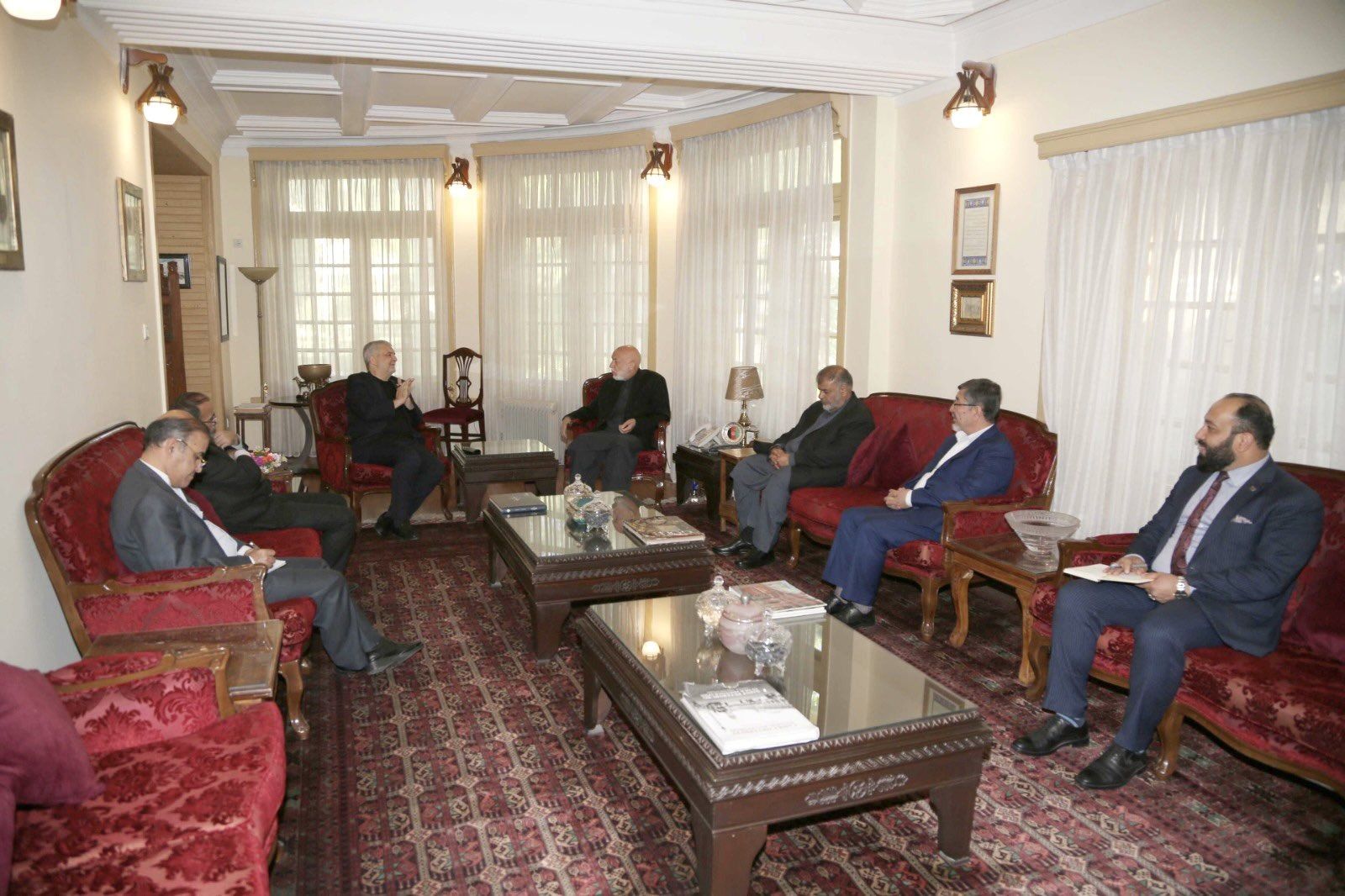 کرزی در دیدار با نماینده ایران: کشورهای منطقه به حل مشکلات افغانستان کمک کنند