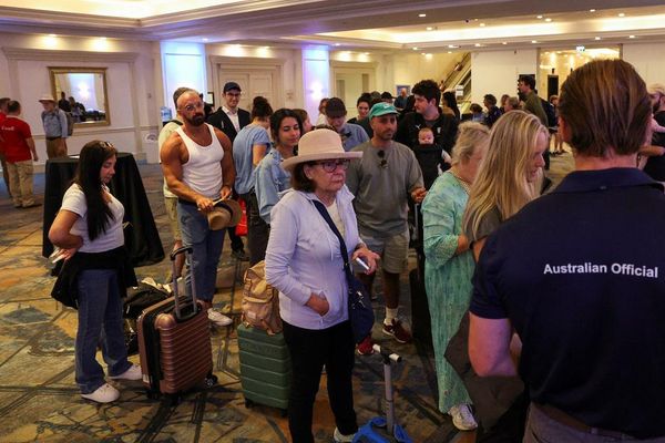 شهروندان خارجی پس از اعلام آتشبس اسرائیل را ترک میکنند