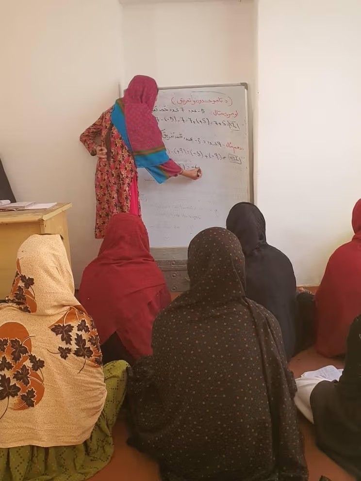 چراغ دانش پشت دیوارهای گلی؛ روایت آموزگار زنی که برای دختران صنف‌های درسی ایجاد کرد