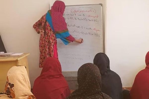 چراغ دانش پشت دیوارهای گلی؛ روایت آموزگار زنی که برای دختران صنفهای درسی ایجاد کرد