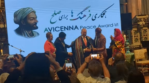 سفیر آلبانیا، جایزه ابنسینا را به نمایندگی از نخستوزیر کشورش دریافت کرد