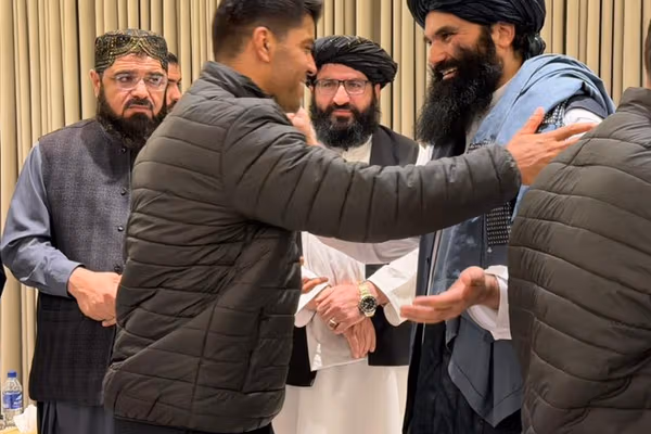 وزیر داخله طالبان از تیم ملی فوتسال زیر ۱۷ سال افغانستان تقدیر کرد