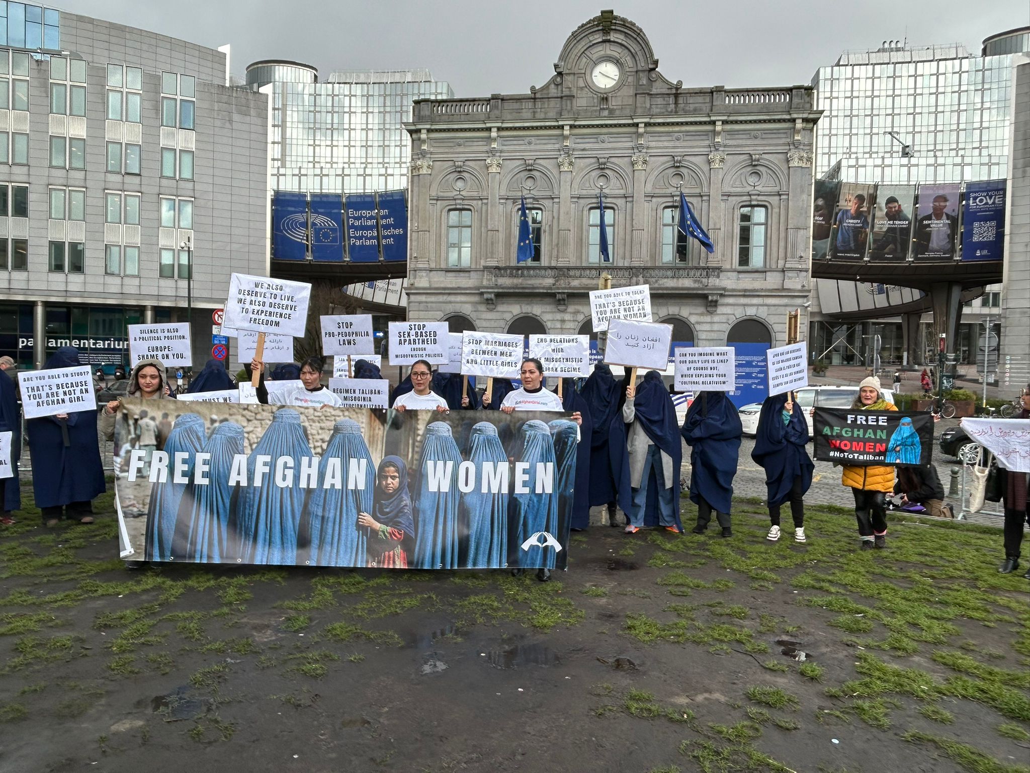 ښځينه لاریونوالې: نړۍواله ټولنه دې د افغان ښځو د حقونو خوندینې لپاره عملي ګامونه پورته کړي