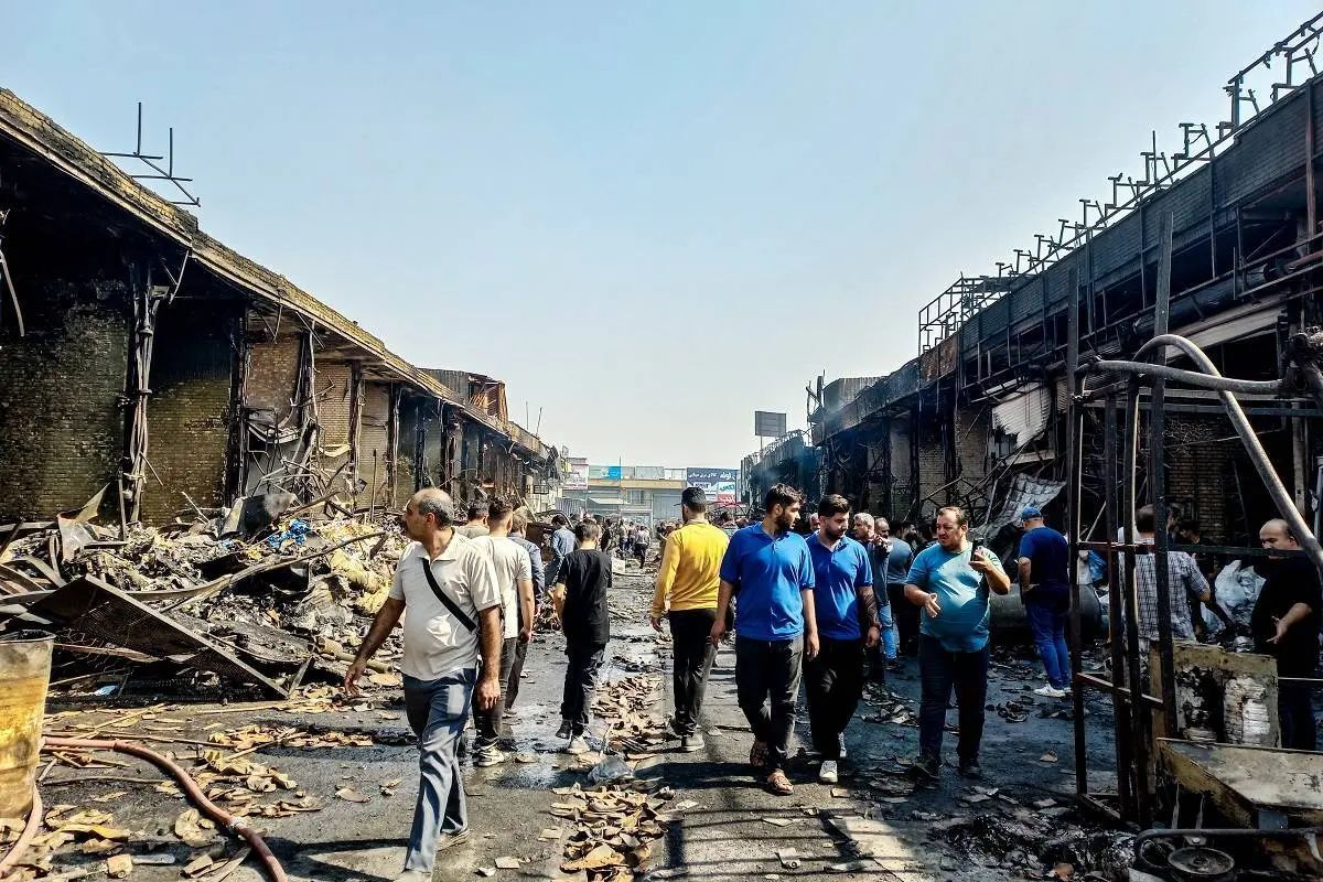 انتخاب ورځپاڼې د تهران د اوسپنې بازار کې اورلګیدنه کې د ۳ افغان کارګرانو د مړینې خبر ورکړی