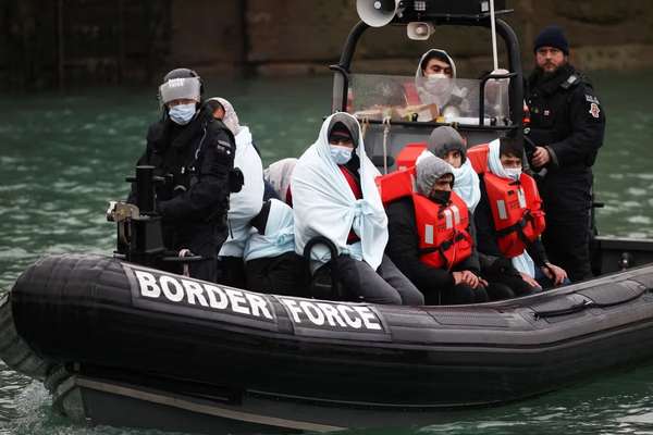 حادثه برای قایق مهاجران در کانال مانش؛ یک نفر جان باخت، ۶۲ نفر نجات یافتند