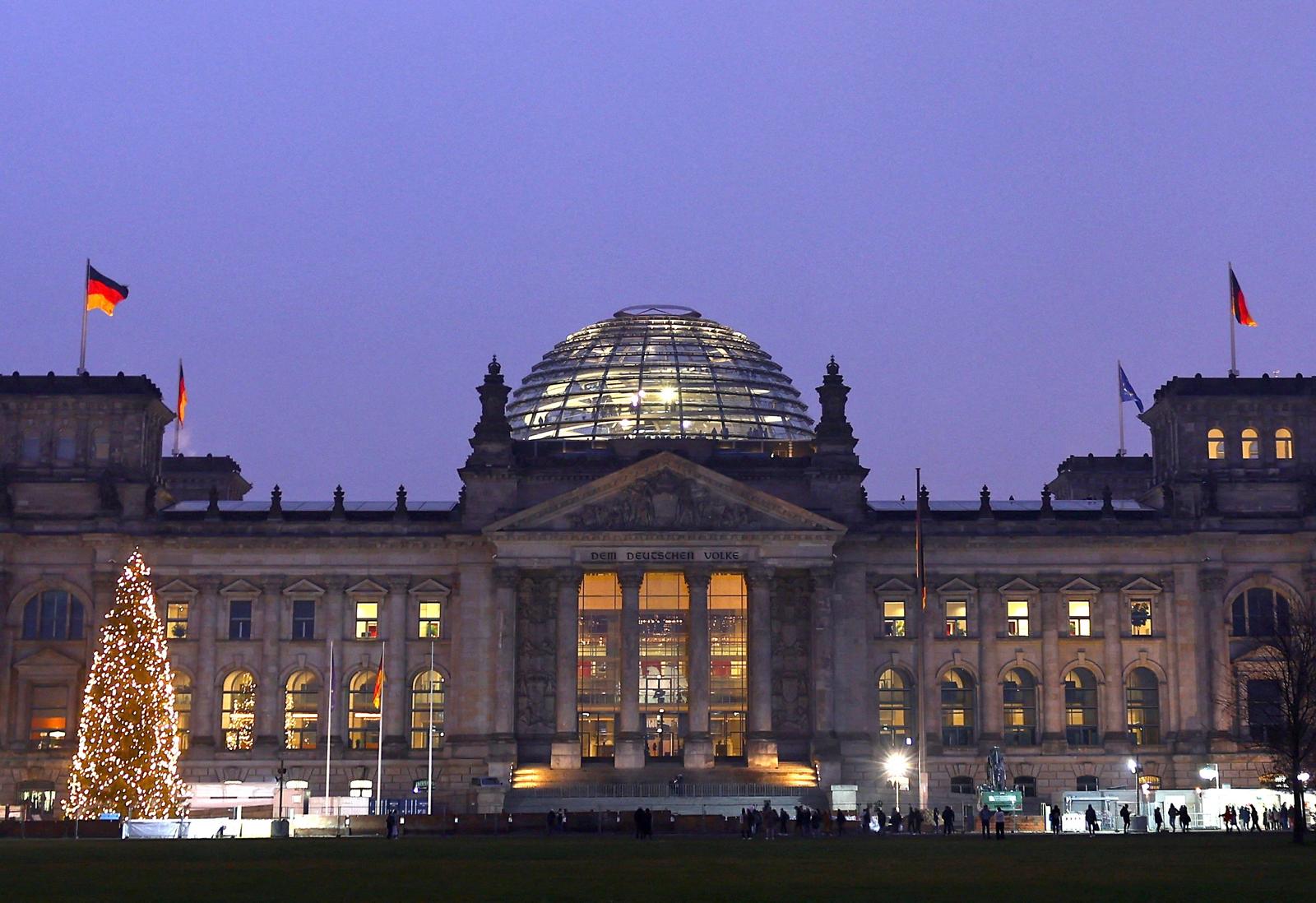 د جرمني پارلماني کمېټه له افغانستان نه د تخلیې په تړاو پخواني چارواکي پوښتي