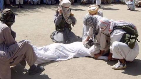په غزني کې طالبان یو تن په عام محضر کې په درو وهي