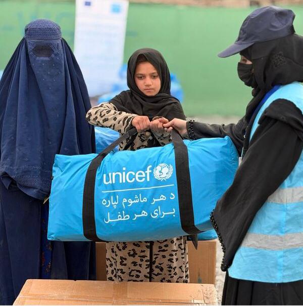 یونیسف په کونړ کې ۶۰۰۰ زلزله ځپلو کورنیو ته ژمني توکي ویشلي دي 