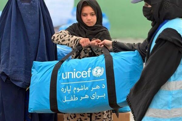 یونیسف په کونړ کې ۶۰۰۰ زلزله ځپلو کورنیو ته ژمني توکي ویشلي دي
