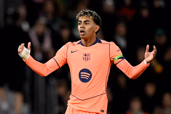 بارسلونا با درخشش لامین یامال، الچه را شکست داد و صدرنشین ماند