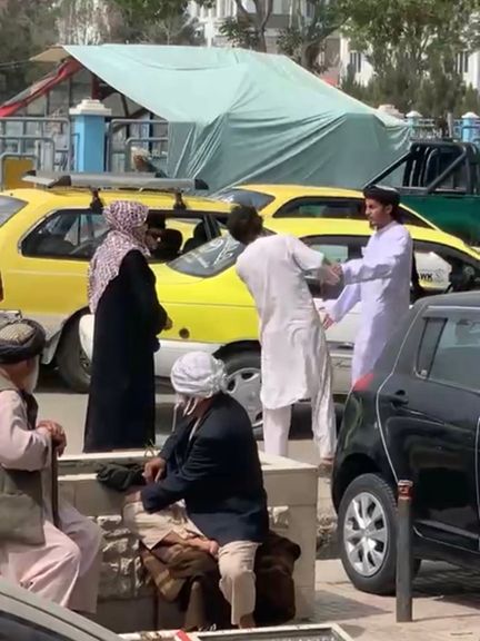 ویدیو: مامور امر به معروف طالبان راننده تاکسی مزاری را برای سوار کردن مسافر زن سیلی میزند