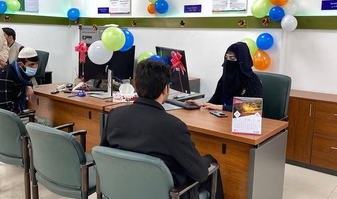 مجلس سنای پاکستان حجاب اجباری برای کارمندان زن بانک‌های اسلامی را منع کرد
