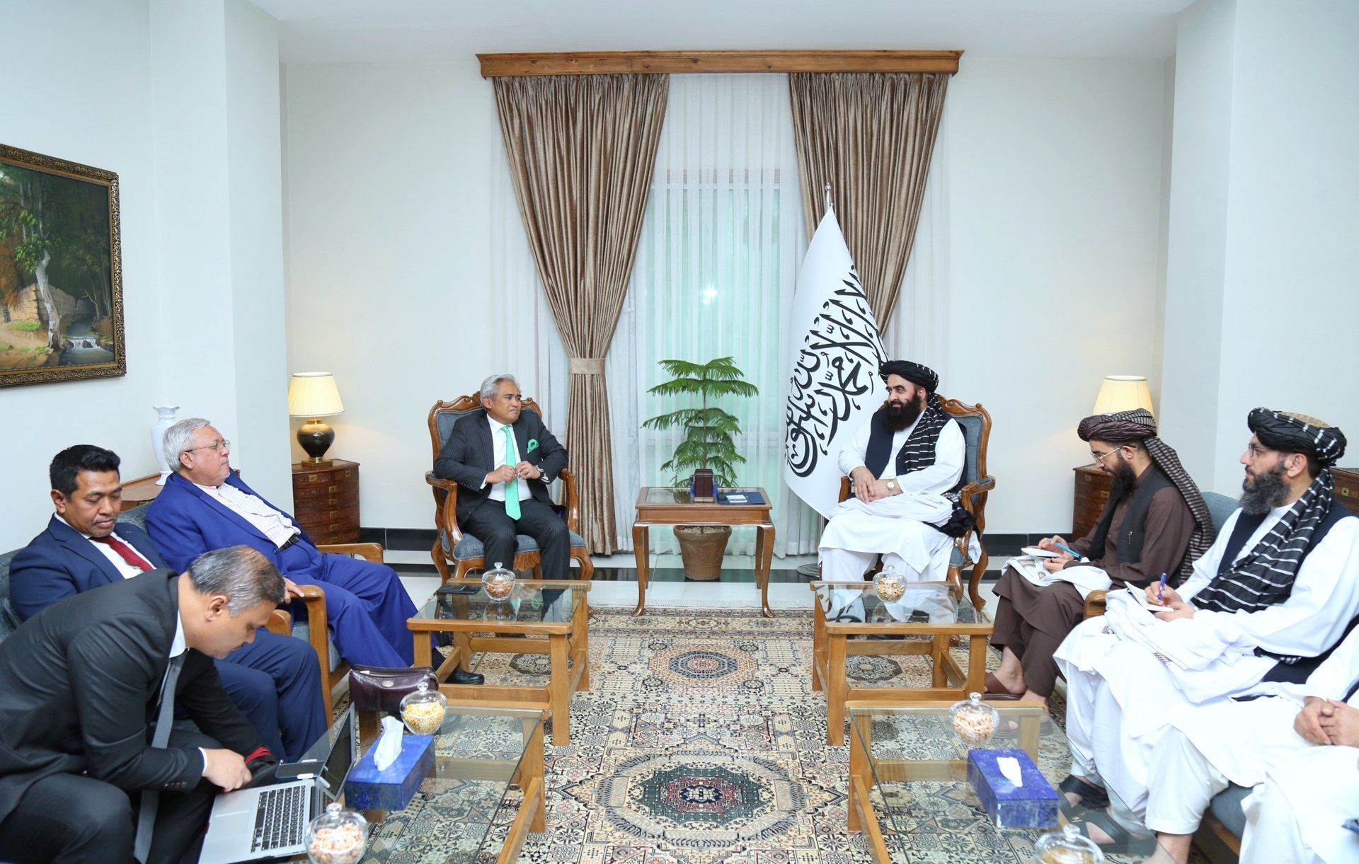 متقي د مالیزیا له ځانګړي استازي سره لیدنه کې: نړيوالې ټولنې سره مو اړیکې مخ په پراخېدو دي