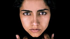 افغان رپ سندرغاړې سونیتا علي زاده ته د لاین هارټ نړیواله جایزه ور کول کیږي