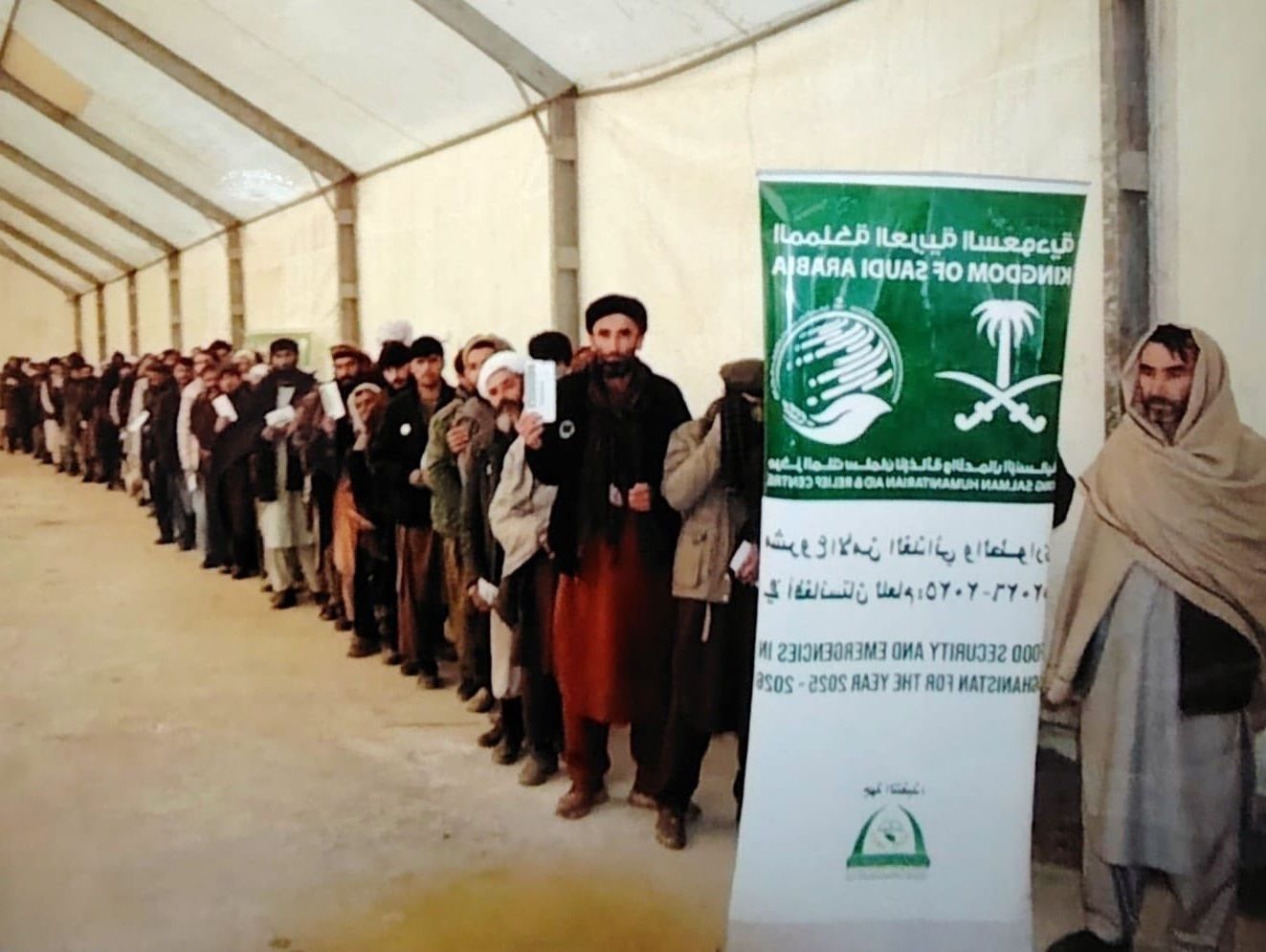 ملک سلمان بنسټ په بدخشان کې پر اړمنو کورنیو د مرستو ۵۱۰ کڅوړې وېشلې دي 